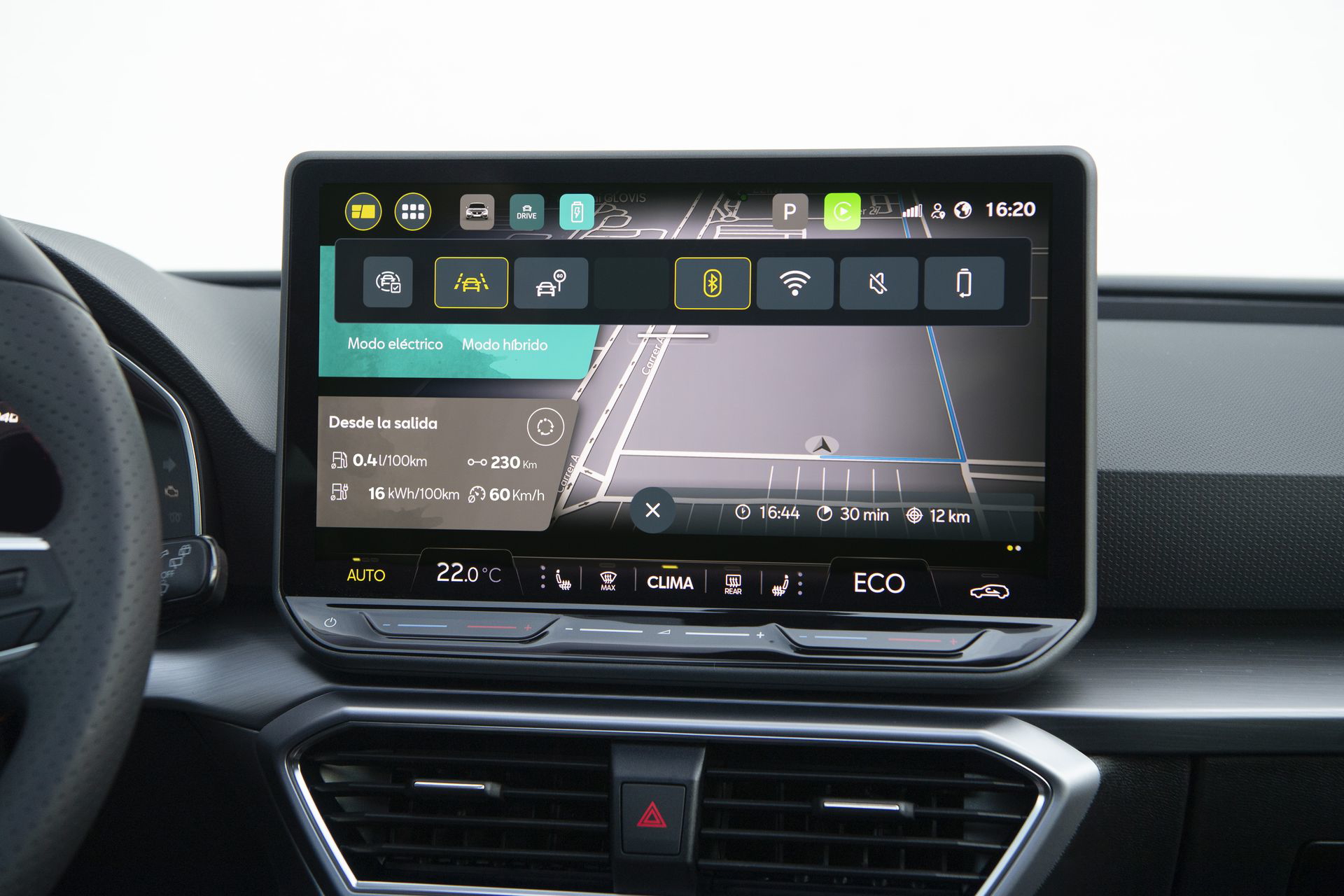 Pantalla digital del Seat León E-Hybrid, con interfaz moderna y funcional.