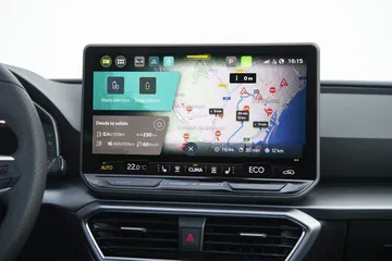 Pantalla multimedia del SEAT León E-Hybrid, con navegación avanzada y conectividad.