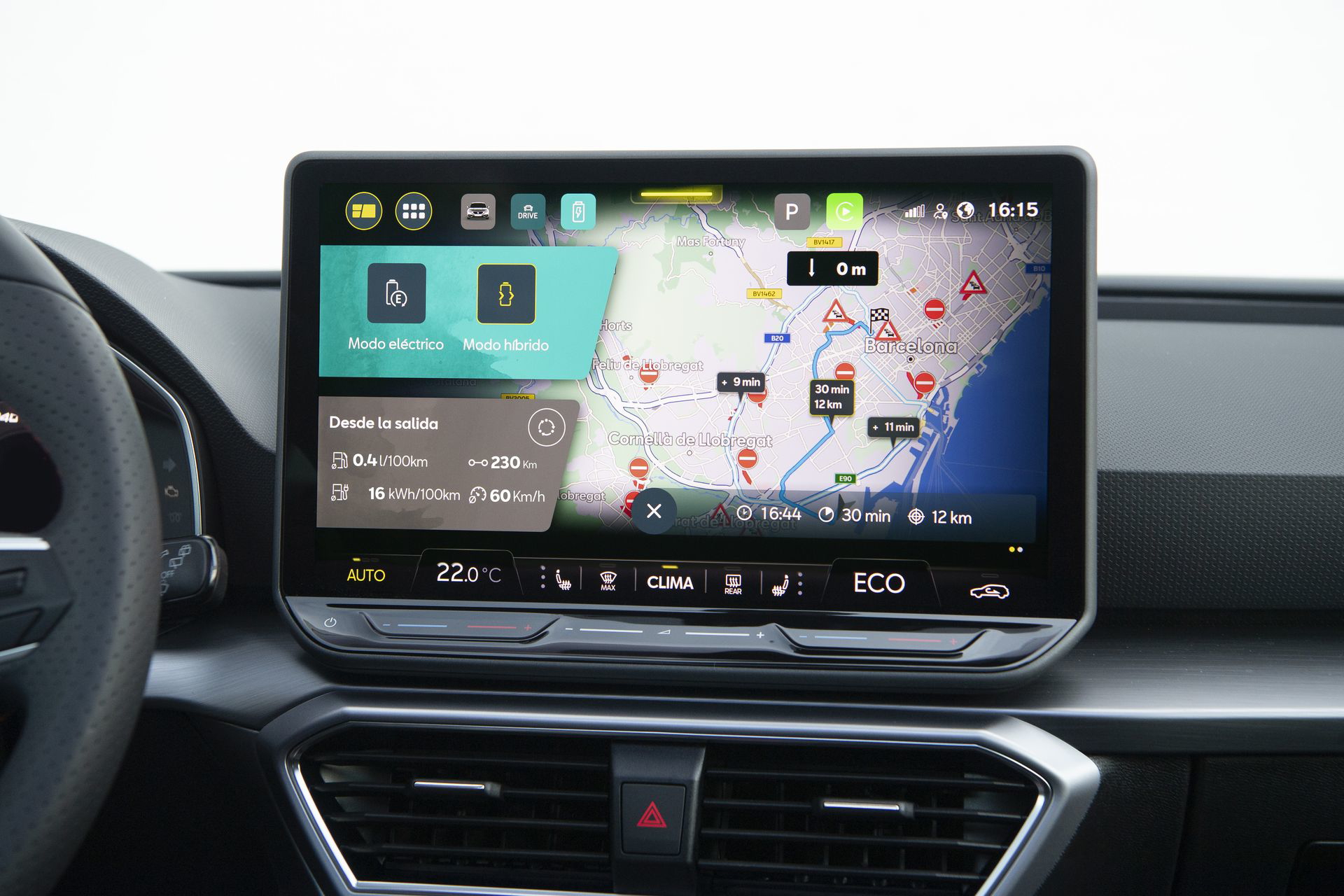 Pantalla multimedia del SEAT León E-Hybrid, con navegación avanzada y conectividad.