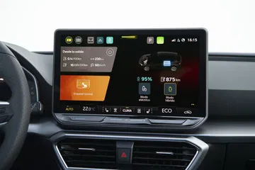 Pantalla digital con información de conducción y multimedia.