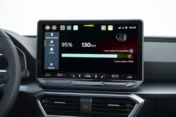 Pantalla central del LEON EHYBRID, tecnología avanzada al alcance de tu mano.