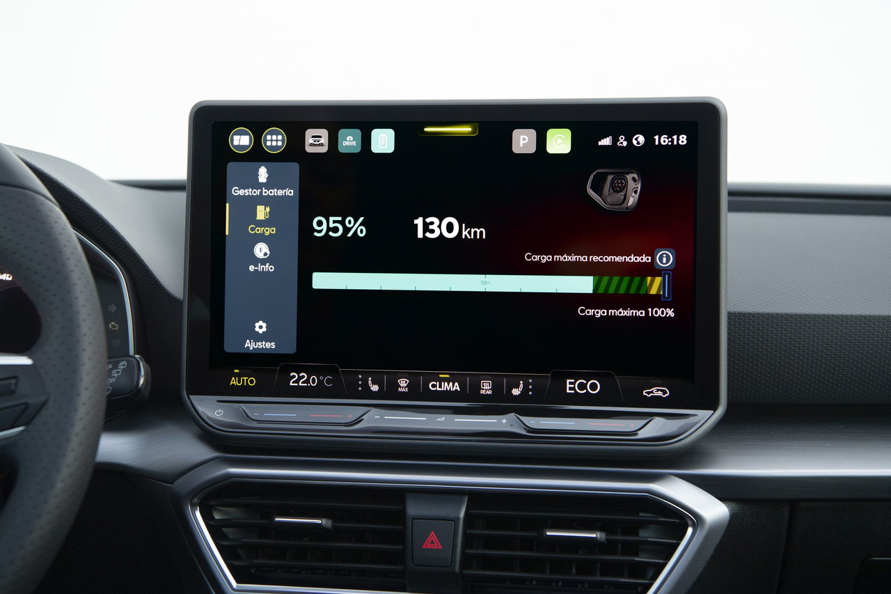 Pantalla central del LEON EHYBRID, tecnología avanzada al alcance de tu mano.