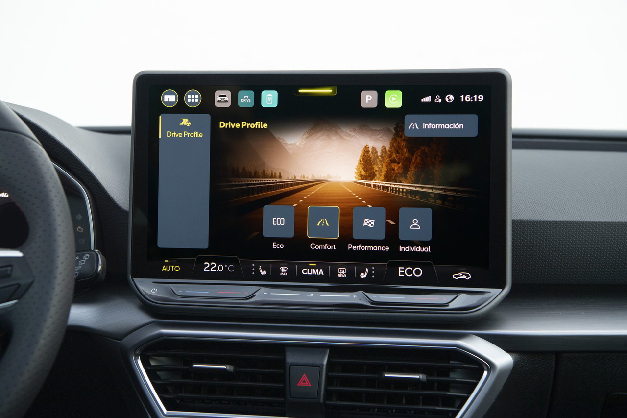 Pantalla táctil de alta resolución con funciones intuitivas en el León E-Hybrid.