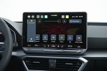 Pantalla digital de infoentretenimiento del SEAT León e-Hybrid, intuitiva y moderna.