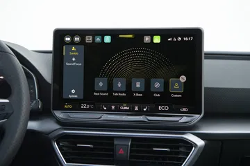 Pantalla central con interfaz intuitiva y moderna en el SEAT León eHybrid.