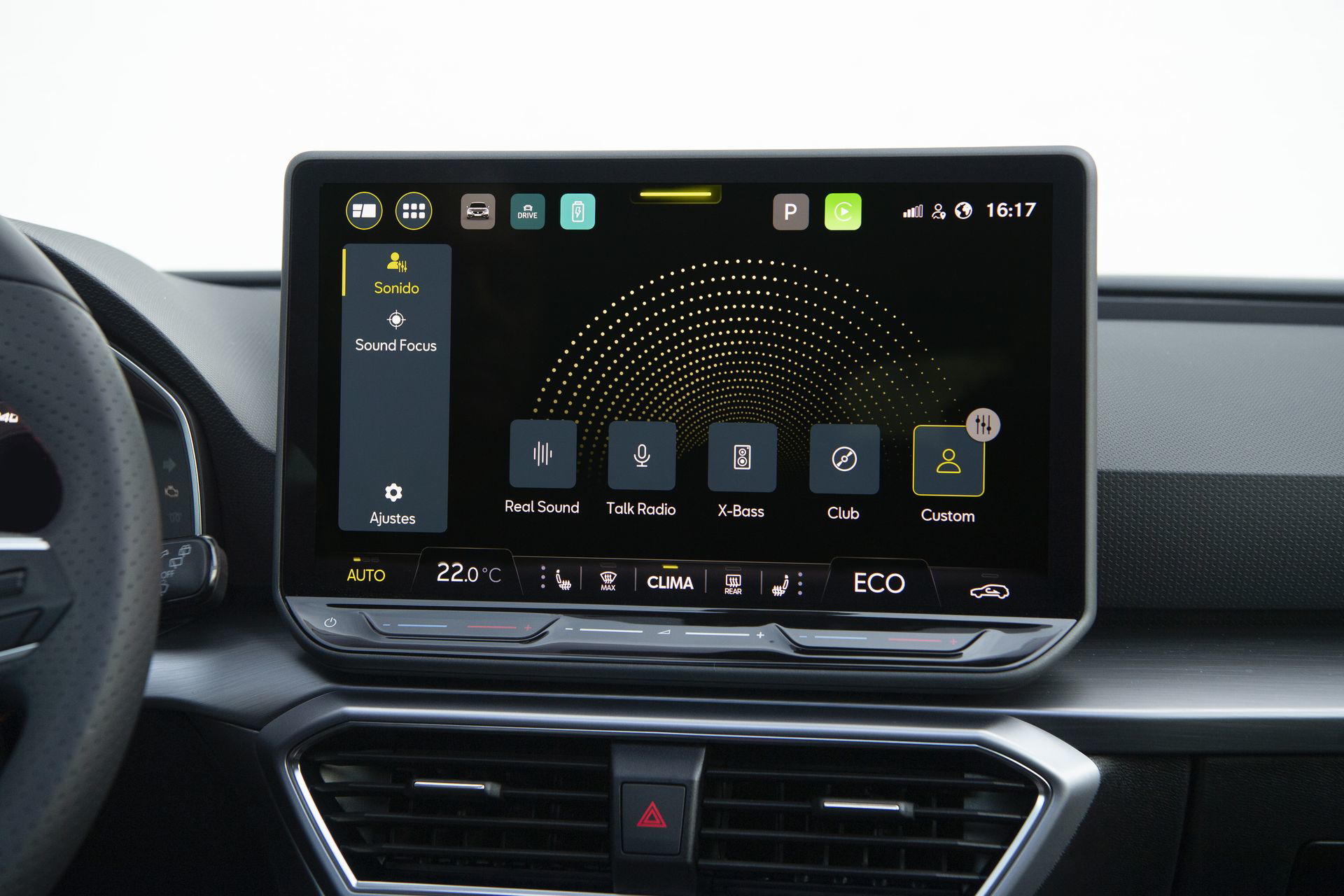 Pantalla central con interfaz intuitiva y moderna en el SEAT León eHybrid.