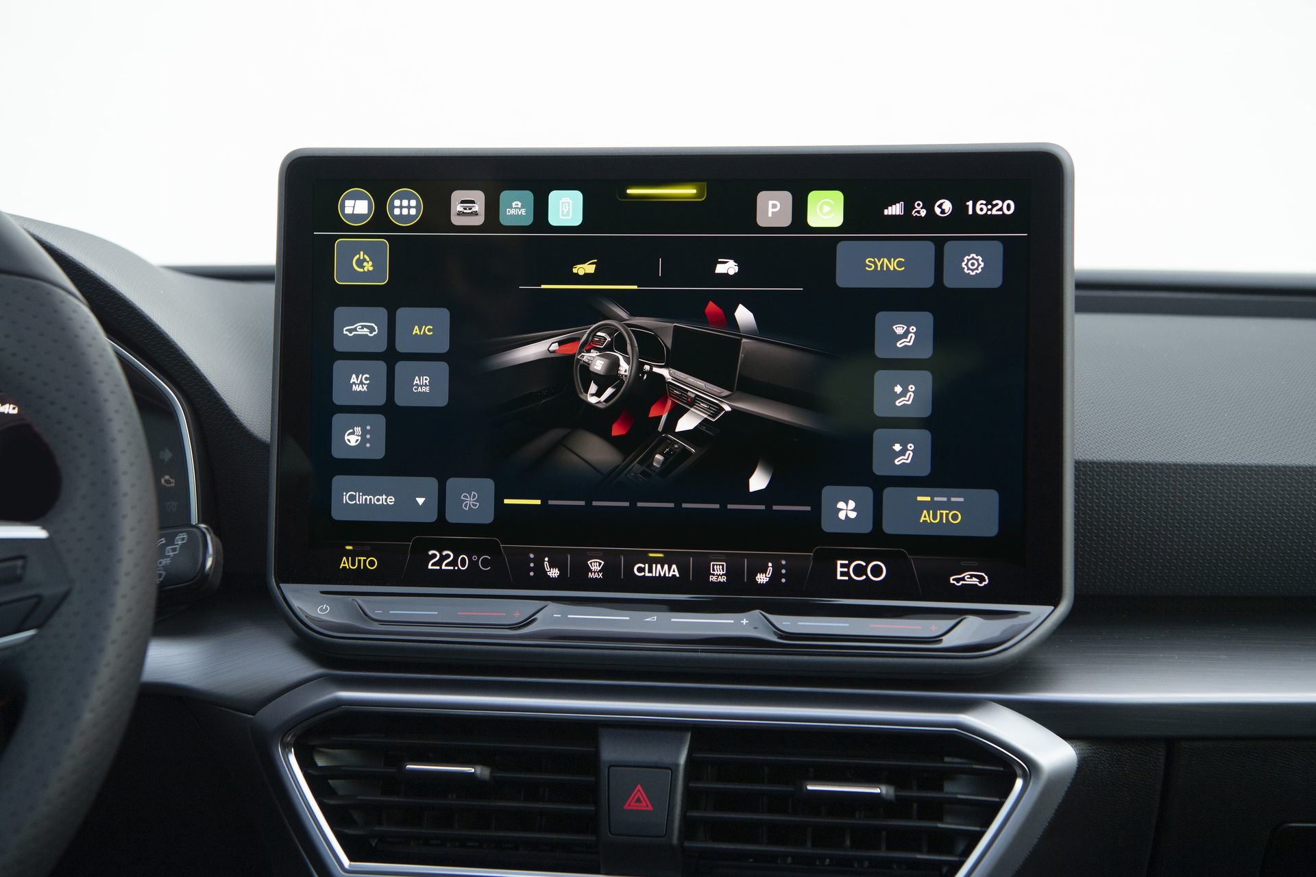 Pantalla central del SEAT León E-Hybrid, con múltiples funciones y conectividad.