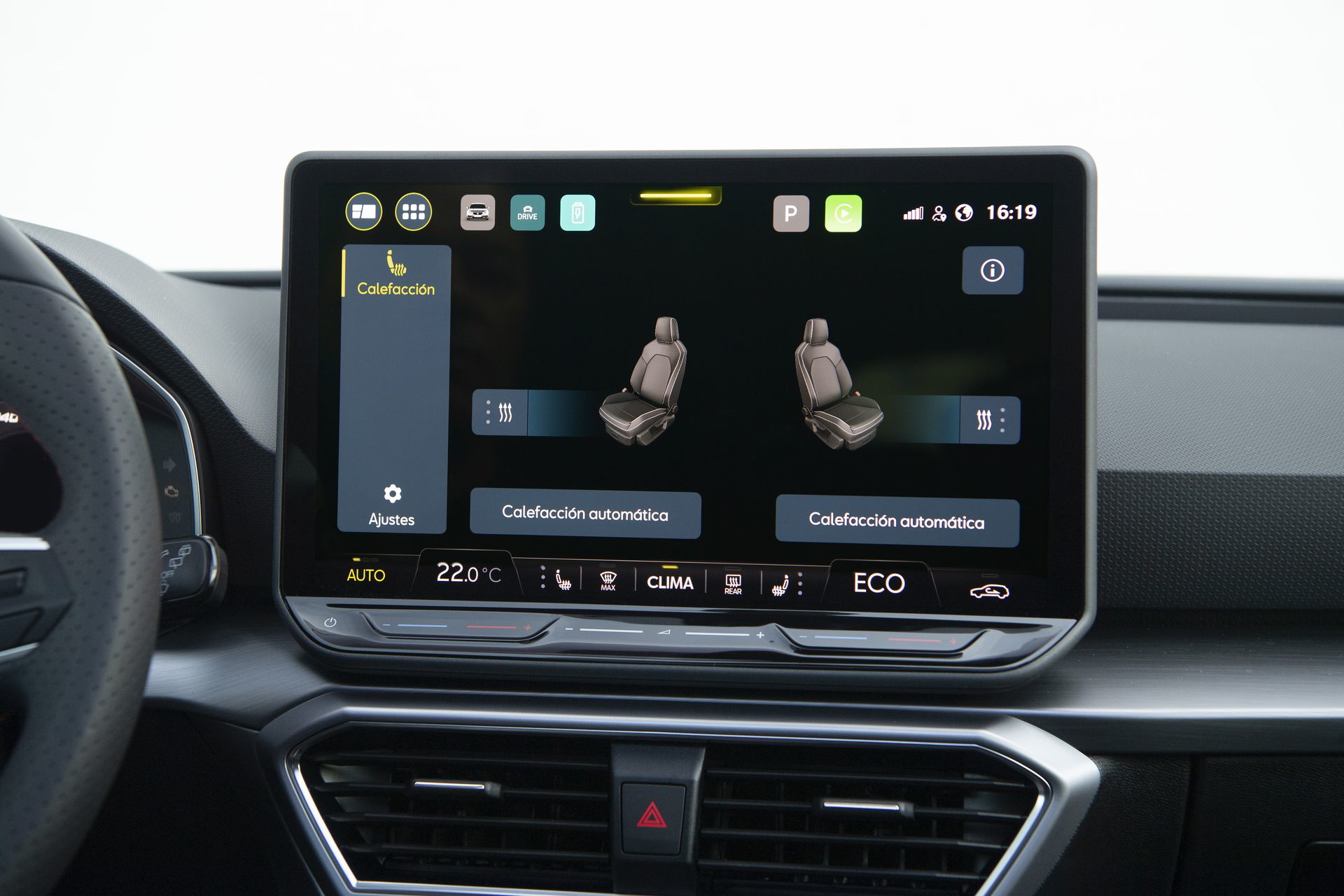 Pantalla digital de control del sistema de infoentretenimiento del LEON EHYBRID.