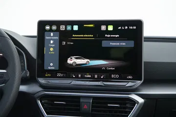 Pantalla digital del SEAT León E-Hybrid, moderna y funcional.