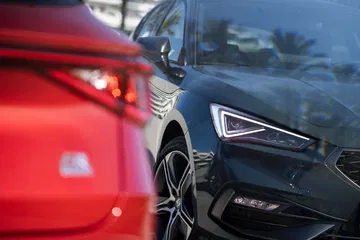 Vista del SEAT León E-Hybrid, destaca su diseño moderno y aerodinámico.