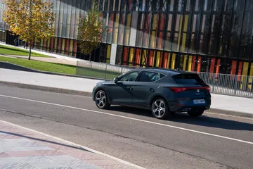 El nuevo SEAT León eHybrid combina diseño y eficiencia, ideal para la ciudad y viajes largos.
