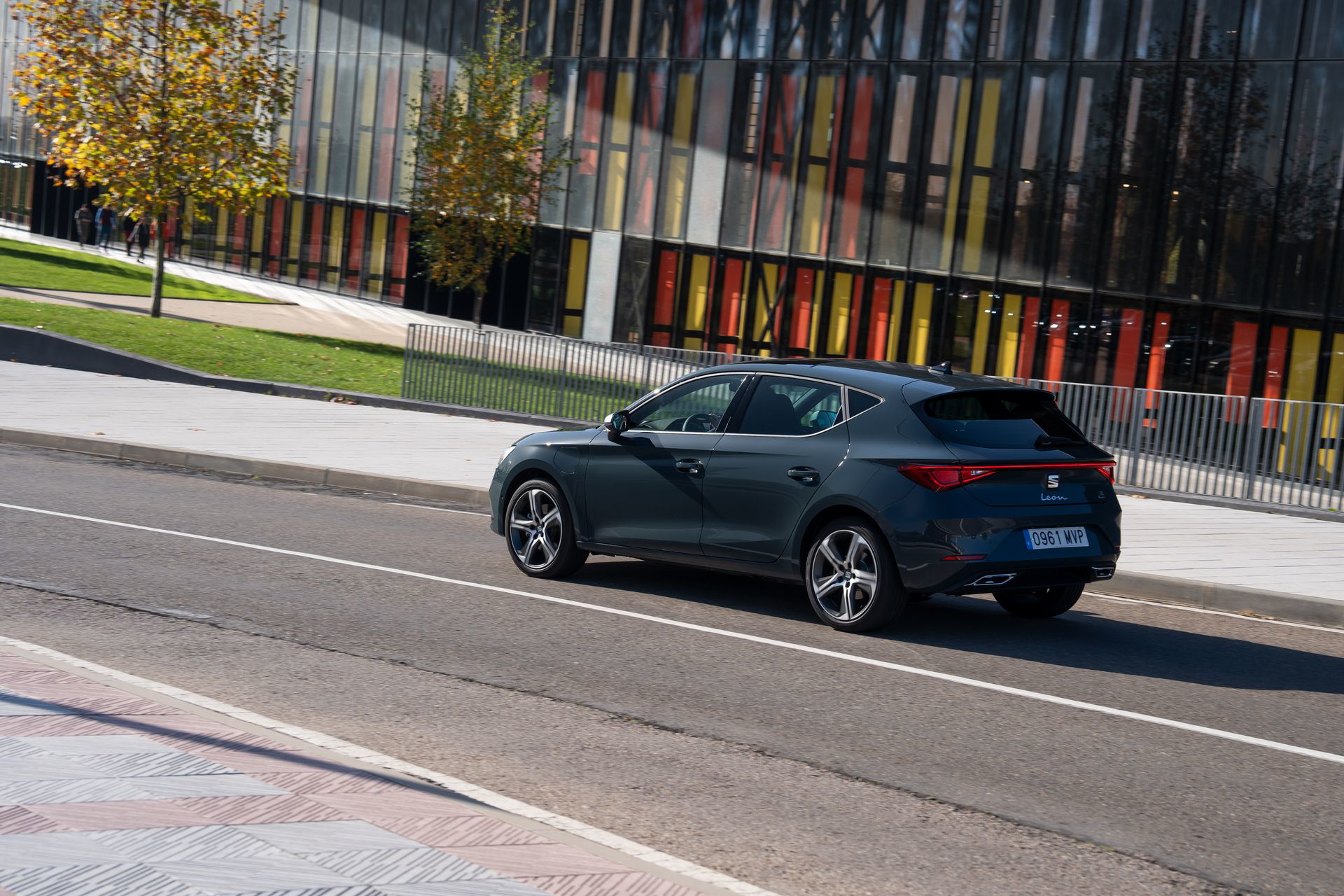 El nuevo SEAT León eHybrid combina diseño y eficiencia, ideal para la ciudad y viajes largos.