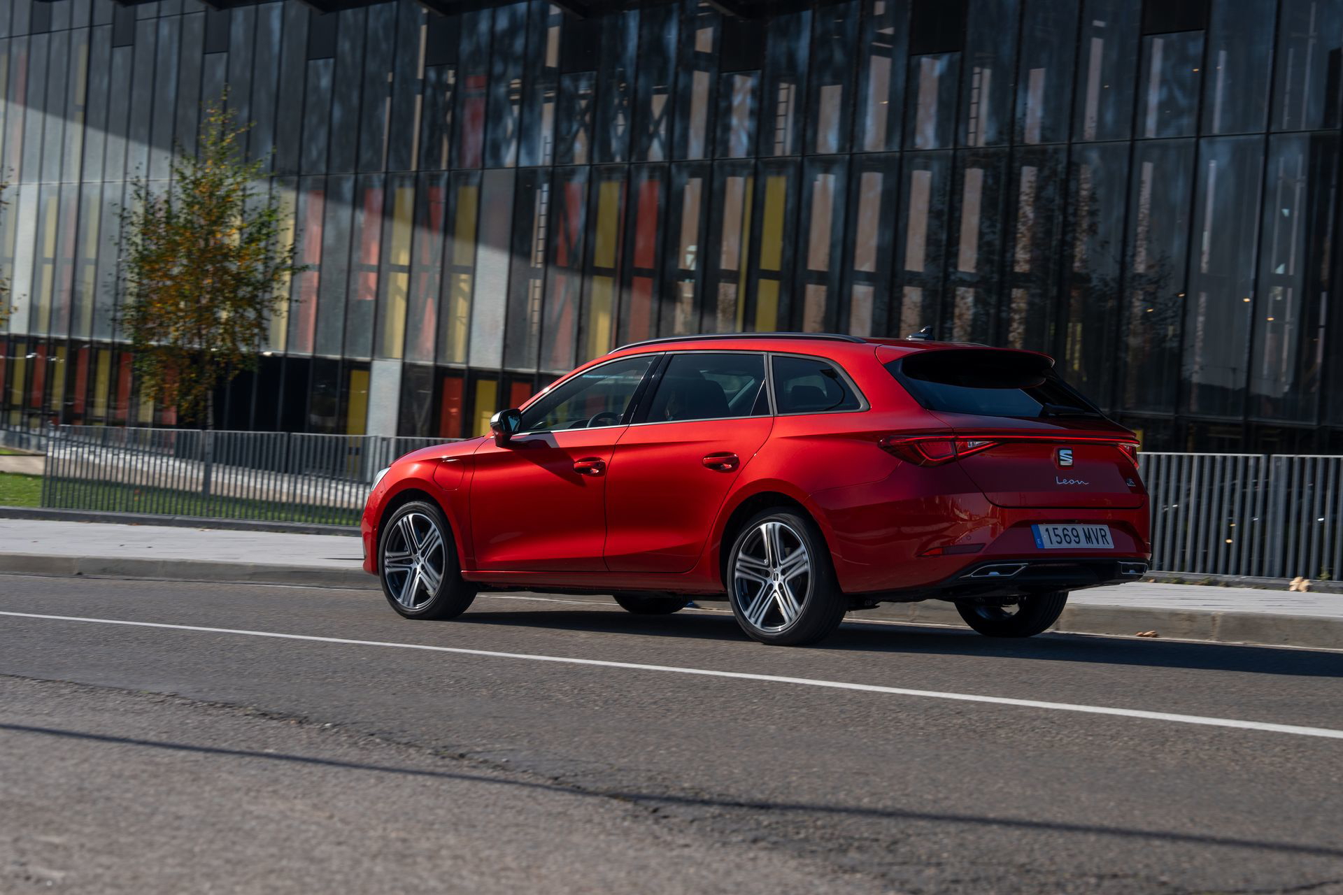 El nuevo León E-Hybrid destaca por su diseño deportivo y funcionalidad.