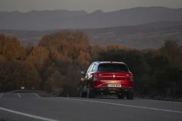 Vista trasera del León E-Hybrid, destacando su diseño moderno y aerodinámico.