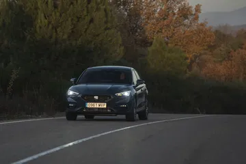 El SEAT Leon E-Hybrid combina eficiencia y estilo, perfectos para la ciudad.