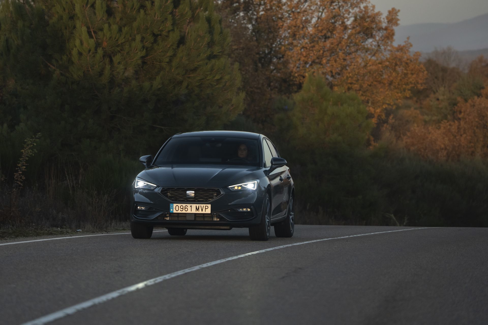 El SEAT Leon E-Hybrid combina eficiencia y estilo, perfectos para la ciudad.