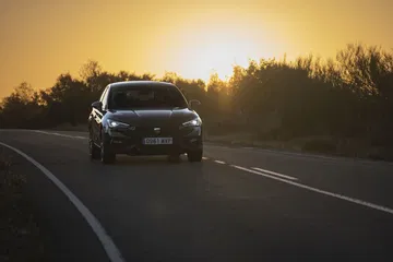 El LEON EHYBRID destaca por su diseño dinámico y moderno, ideal para la conducción diaria.