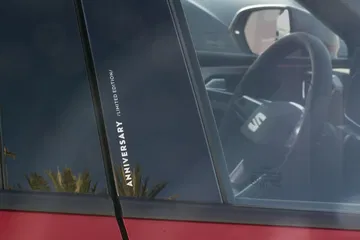 Vista del interior, destacando volante y detalles del diseño.