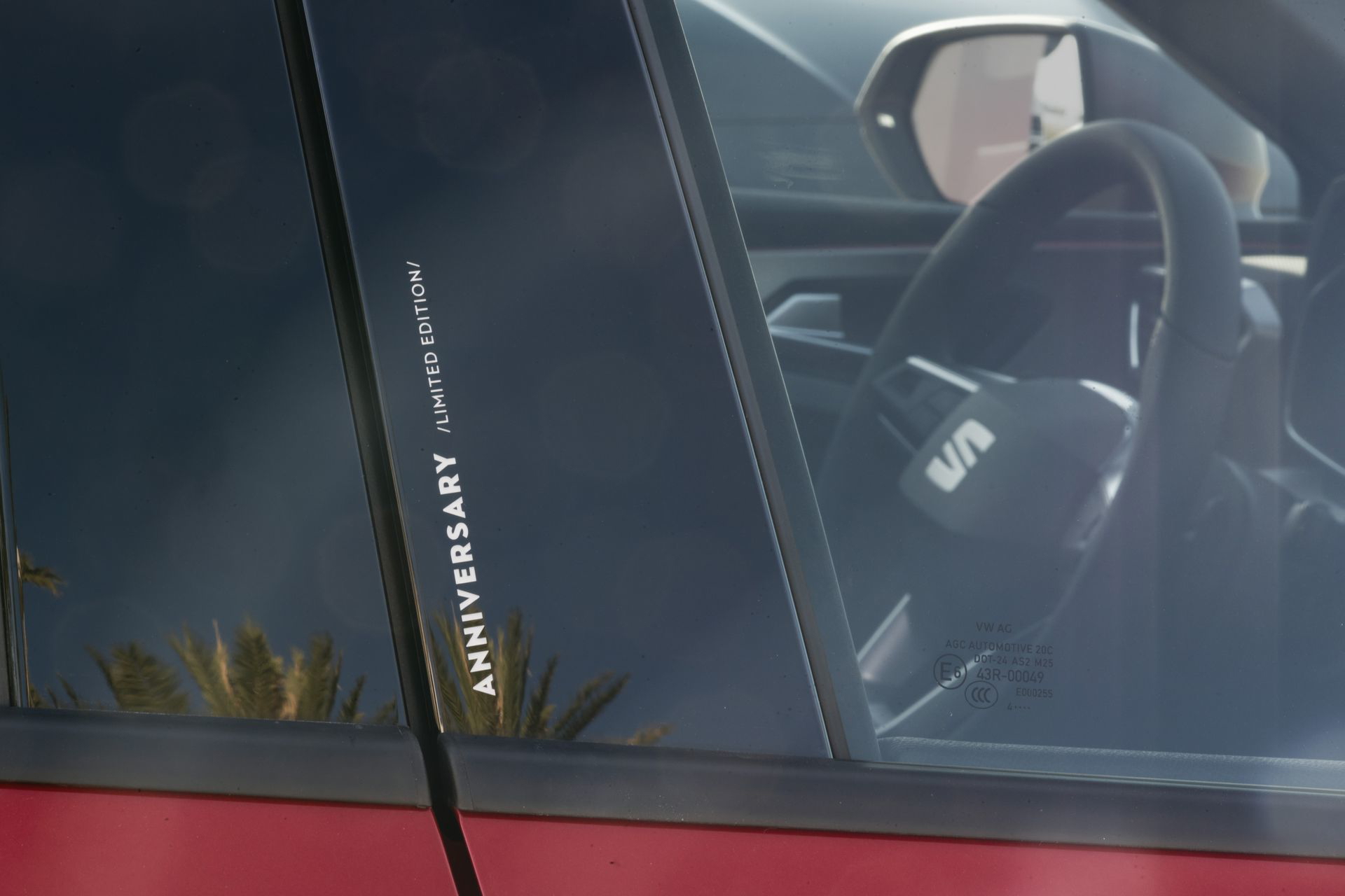 Vista del interior, destacando volante y detalles del diseño.