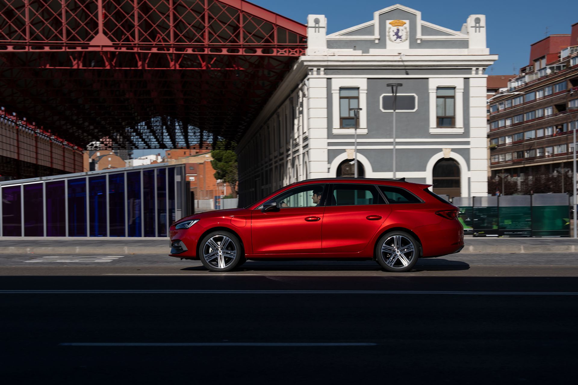 El nuevo León E-Hybrid destaca por su diseño dinámico y moderno, ideal para la ciudad.