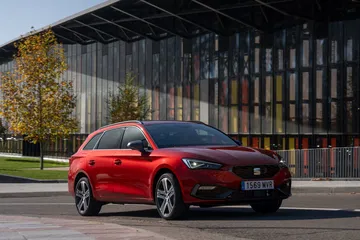 El nuevo SEAT León E-Hybrid destaca por su diseño moderno y funcionalidad.