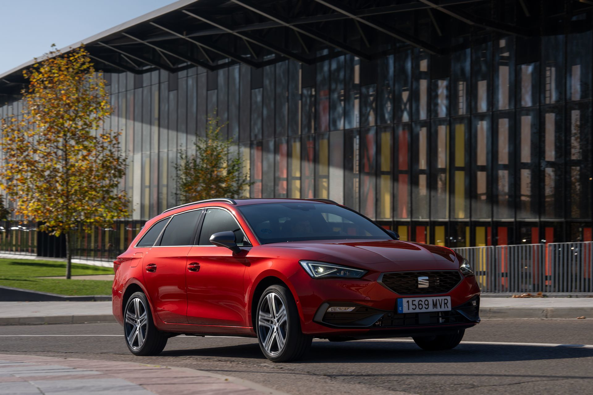El nuevo SEAT León E-Hybrid destaca por su diseño moderno y funcionalidad.