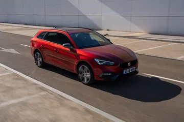 El SEAT León e-Hybrid combina estilo y eficiencia con un rendimiento híbrido destacado.