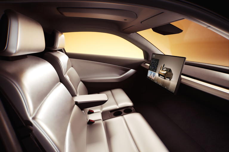 Vista interior mostrando asientos traseros y detalles de dise&ntilde;o minimalist
