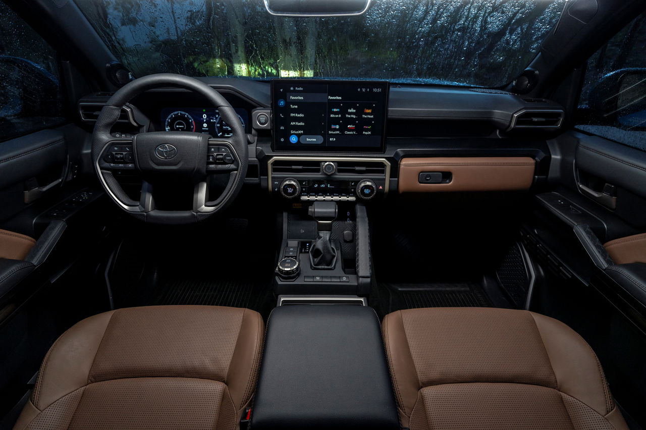 Vista del interior con asientos cómodos y tecnología avanzada, característicos de Toyota.