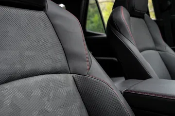 Asientos ergonómicos y de alta calidad que destacan en el Toyota 4Runner 2025.