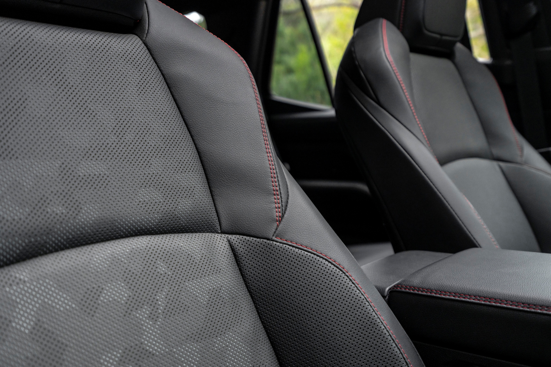 Asientos ergonómicos y de alta calidad que destacan en el Toyota 4Runner 2025.