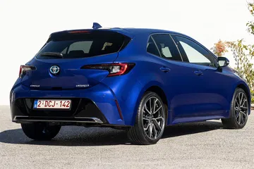 Vista lateral y trasera del Toyota Corolla híbrido, destacando su diseño moderno.