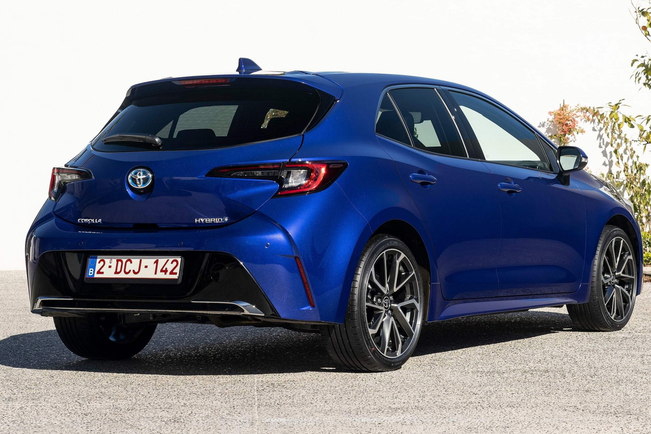 Vista lateral y trasera del Toyota Corolla híbrido, destacando su diseño moderno.