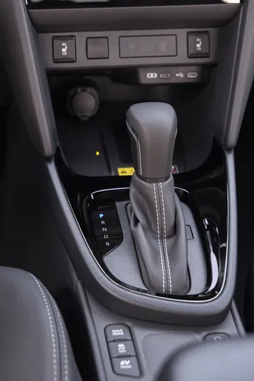 Vista del selector de marcha del Toyota Yaris Cross 4x4, con un diseño moderno y ergonómico.