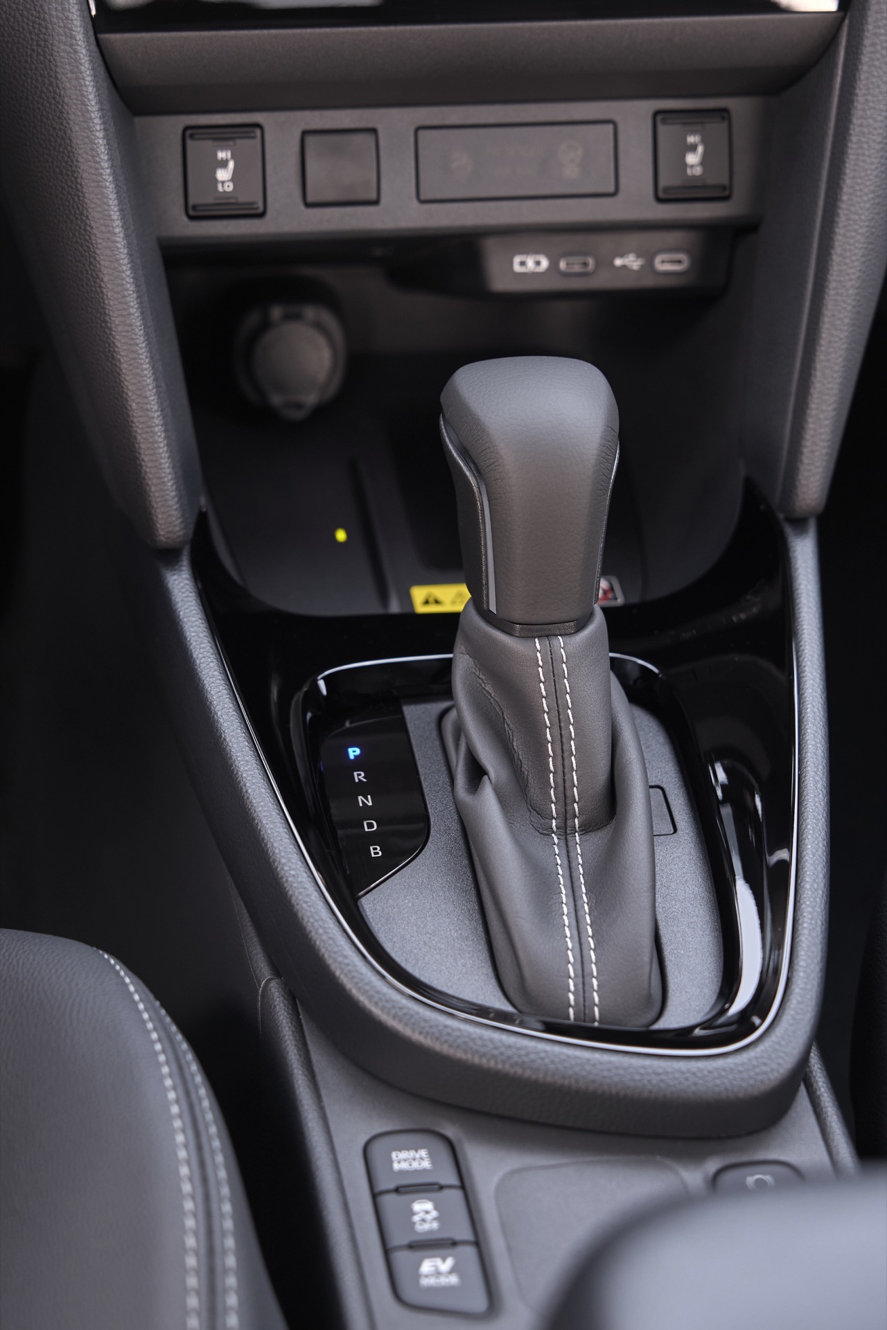 Vista del selector de marcha del Toyota Yaris Cross 4x4, con un diseño moderno y ergonómico.