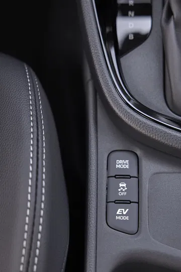 Vista del panel de control con botones para el sistema híbrido del Toyota Yaris Cross.