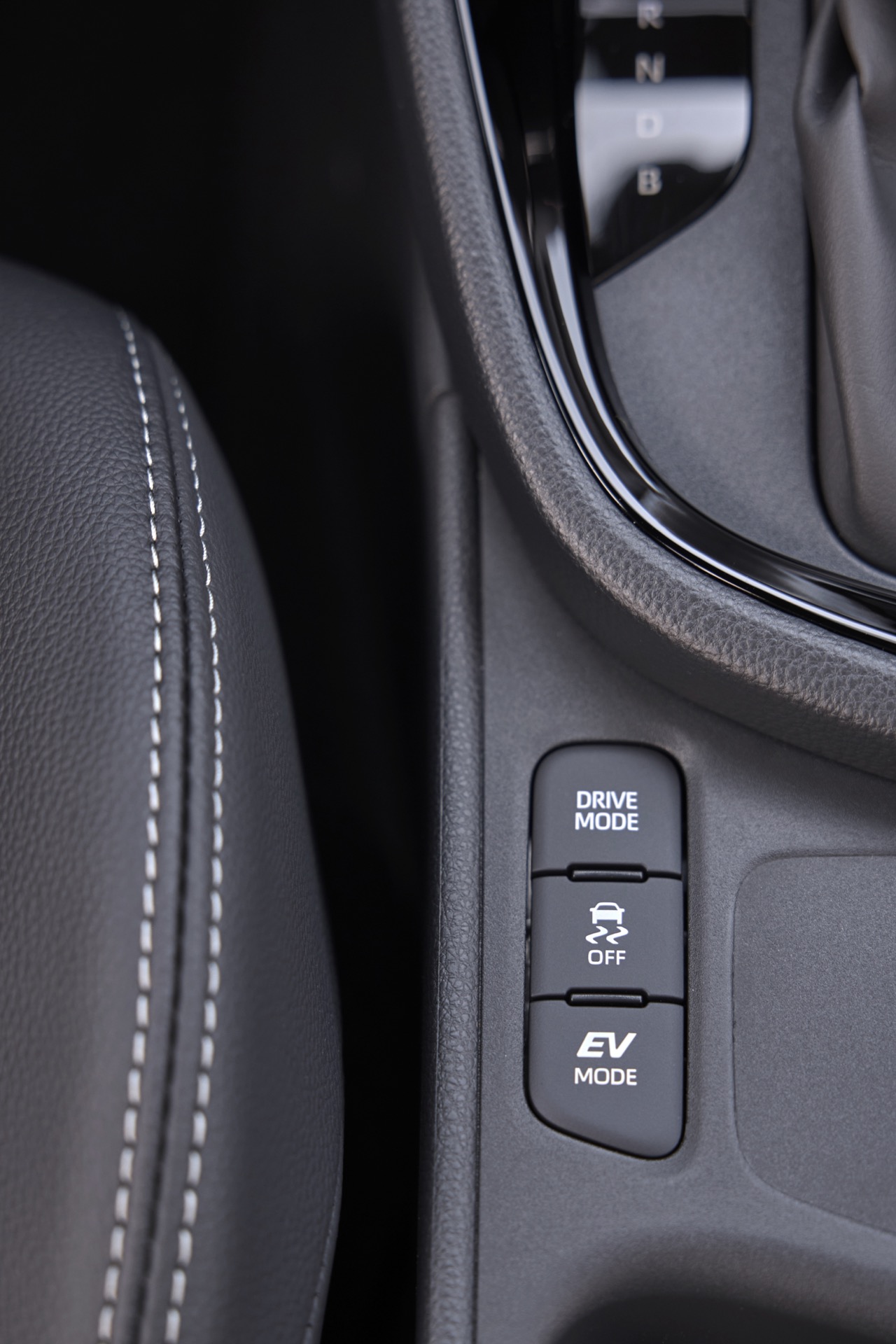 Vista del panel de control con botones para el sistema híbrido del Toyota Yaris Cross.