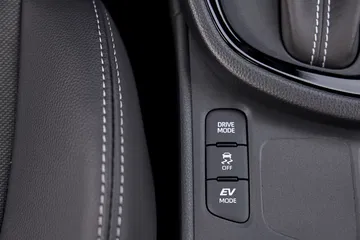 Vista del panel de control con botones funcionales del Toyota Yaris Cross 4x4.