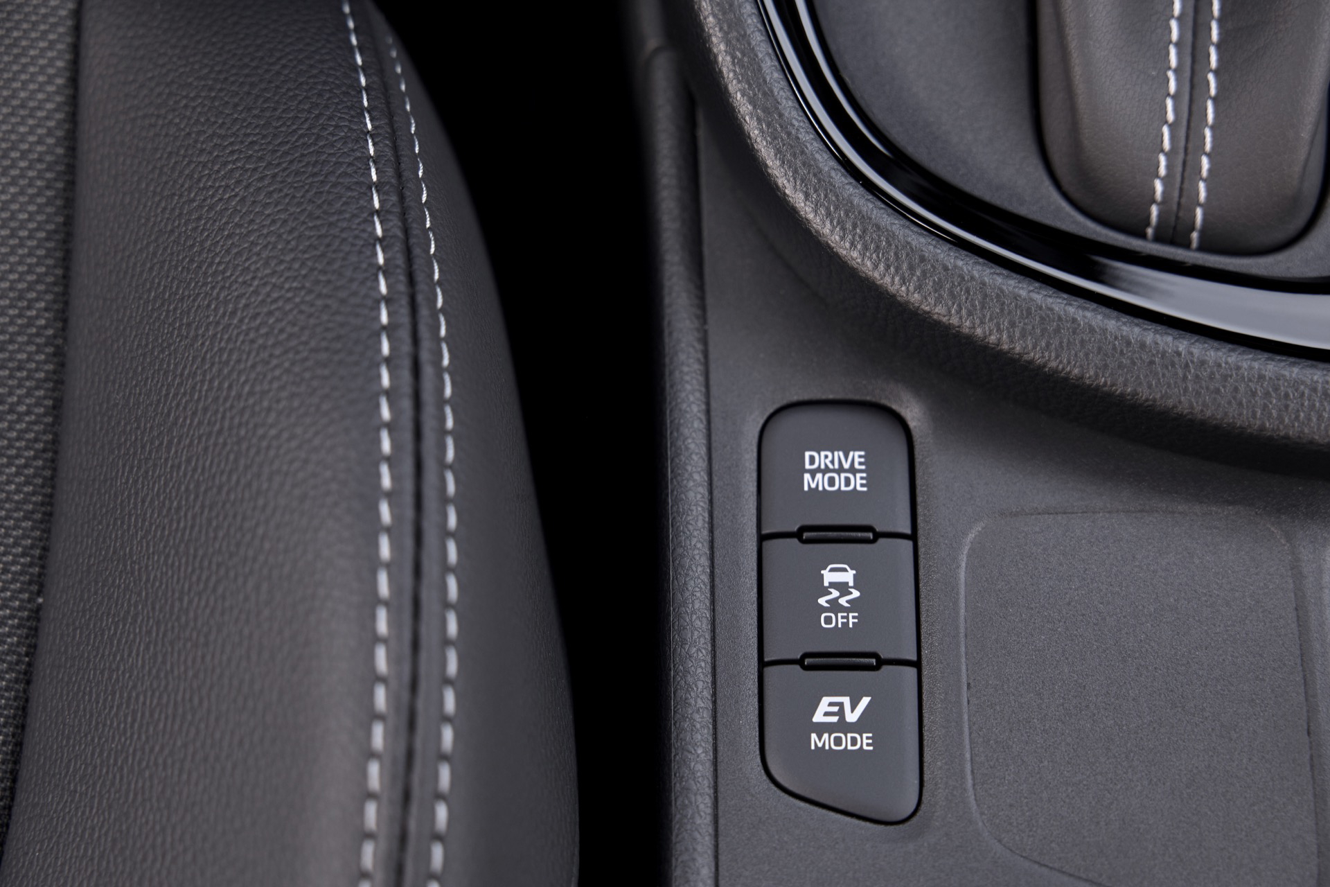 Vista del panel de control con botones funcionales del Toyota Yaris Cross 4x4.