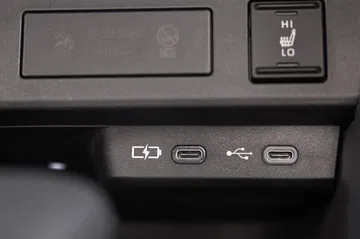 Vista detallada de los puertos USB y controles en el interior. Ideal para conectividad moderna.