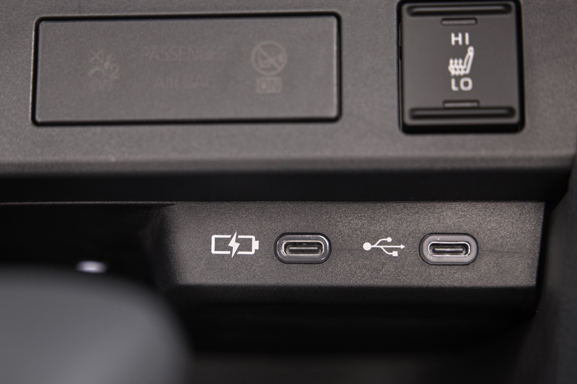 Vista detallada de los puertos USB y controles en el interior. Ideal para conectividad moderna.