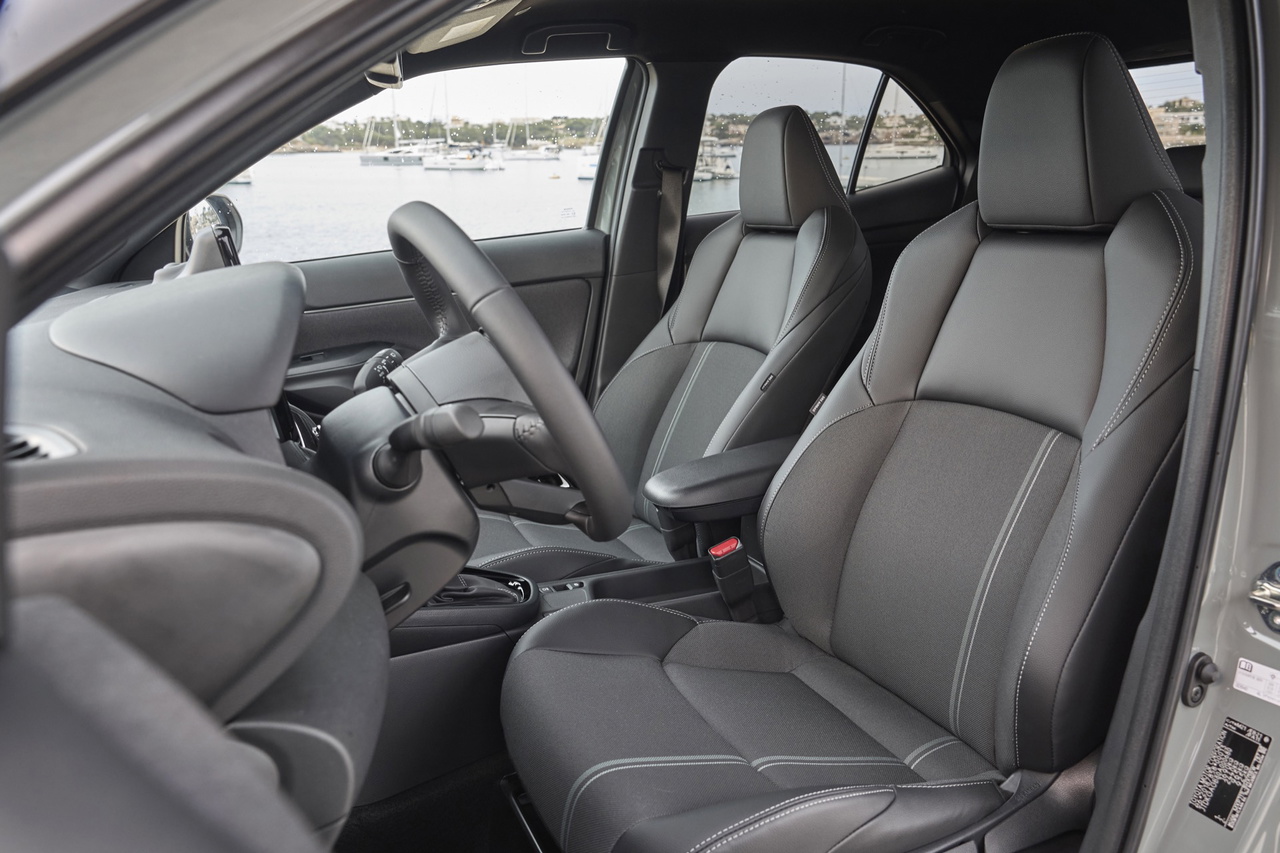 Diseño moderno con materiales de alta calidad y confort en sus asientos.