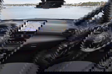 Vista del interior del Toyota Yaris Cross, destacando su diseño moderno y equipado.