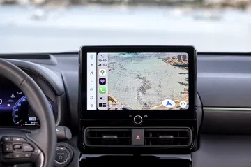 Pantalla de infoentretenimiento con navegación y detalles del interior. Pantalla de infoentretenimiento con navegación y detalles del interior.