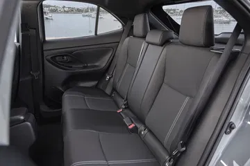 Vista del interior trasero del Toyota Yaris Cross, con asientos cómodos y diseño funcional. Vista del interior trasero del Toyota Yaris Cross, con asientos cómodos y diseño funcional.