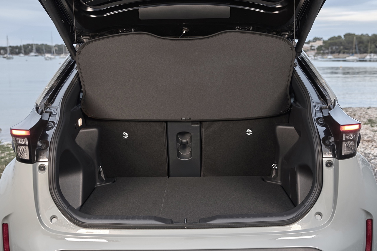 Amplio maletero del Toyota Yaris Cross, ideal para viajes y uso diario.