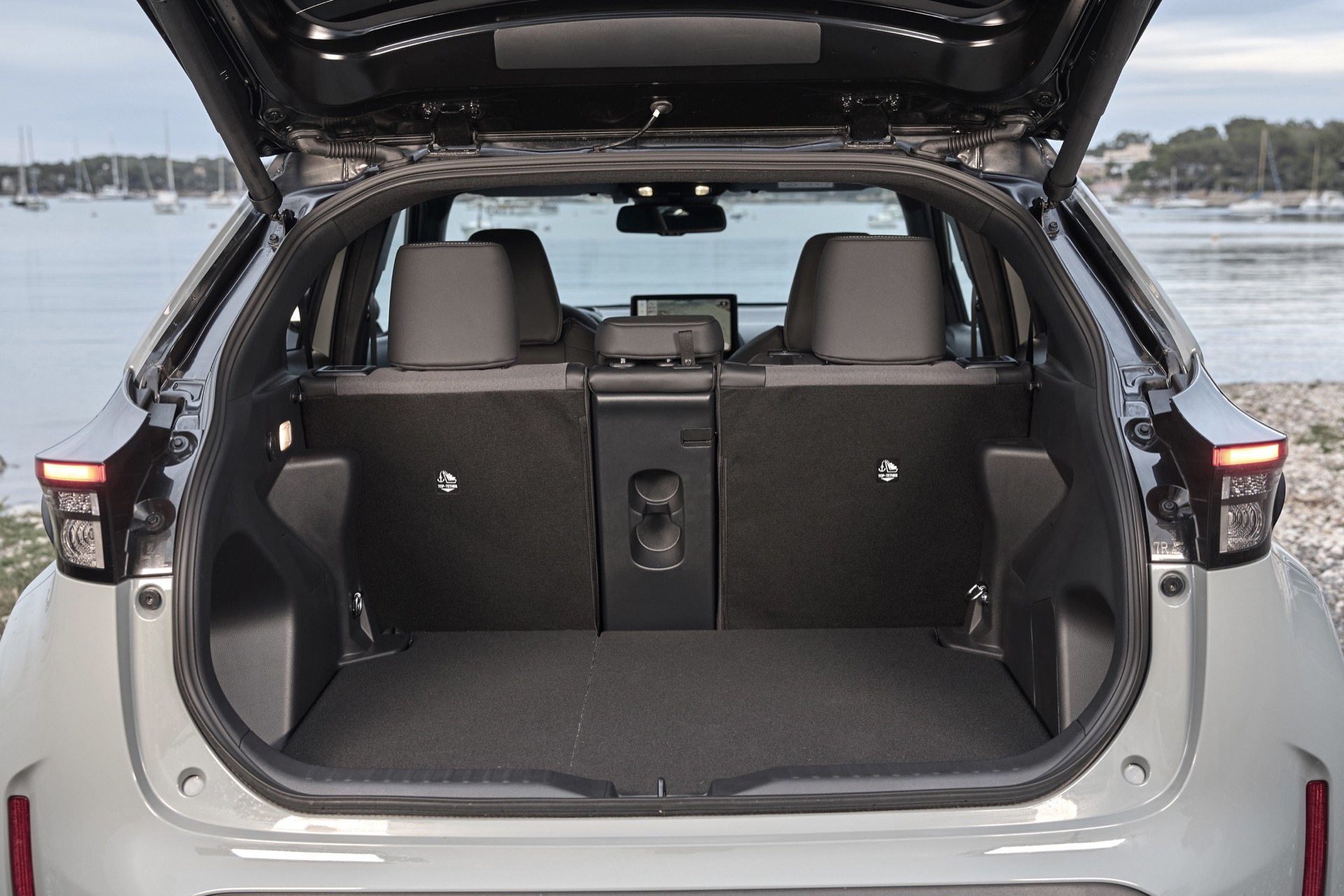 Maletero del Toyota Yaris Cross 4x4, con espacio optimizado para viajes.
