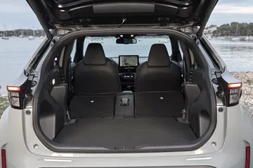Amplio maletero del Toyota Yaris Cross 4x4, ideal para aventuras y viajes. Amplio maletero del Toyota Yaris Cross 4x4, ideal para aventuras y viajes.