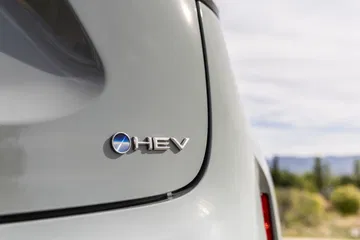 Detalle del logotipo híbrido en la parte trasera, símbolo de eficiencia.