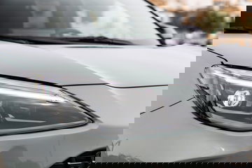 Vista del faro del Toyota Yaris Cross, destaca su diseño moderno y eficiente.